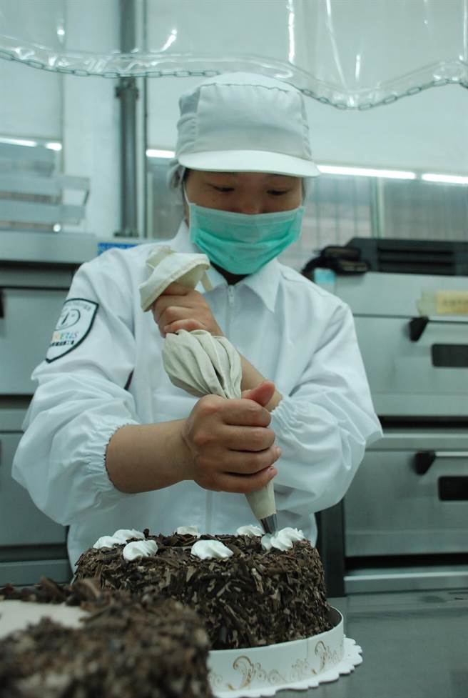 憨儿阿春在制作蛋糕流程上虽不熟练但也能慢慢完成，在重覆练习及师傅带领下，烘焙出一颗颗松软的蛋糕。（林雅惠摄）