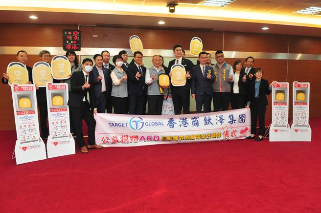 苗栗縣政府8日獲贈10台AED自動體外心臟電擊去顫器，挹注救護量能。（何冠嫻攝）