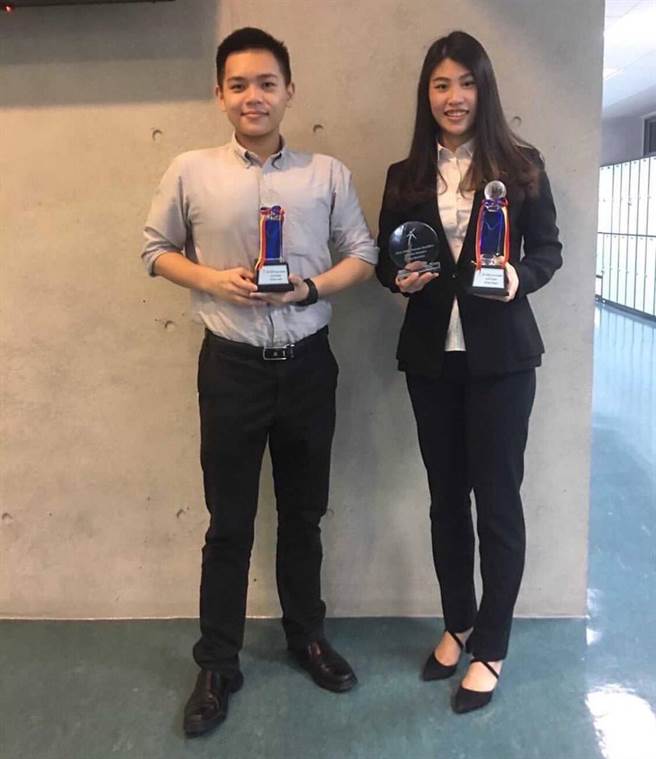 南投普台高中高二学生林品均(右)和胡道瑜(左)将代表台湾角逐2021年6月世界辩论赛！
