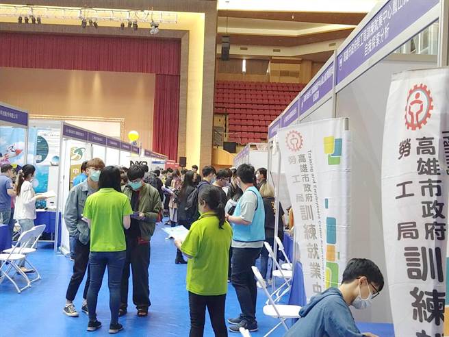 义大举办校园就业博览会，吸引上百家厂商参与。（义守大学提供／林雅惠高雄传真）