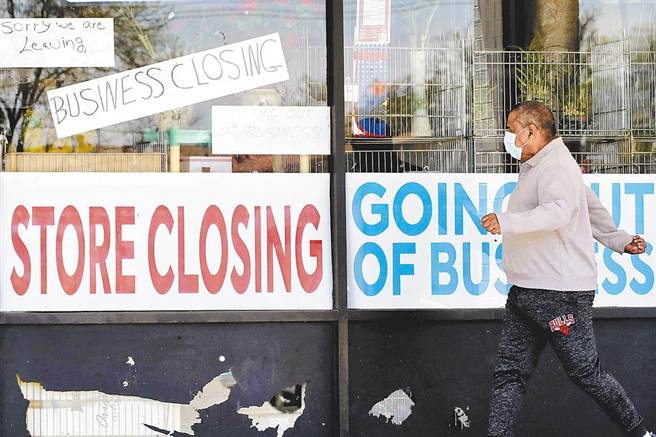 上周美国初领失业救济人数，大减16.8万人。(示意图／美联社)