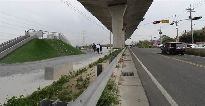 人气新景点乌溪游憩廊道紧邻的道路龟裂，给力再投入千万改善。（吴敏菁摄）