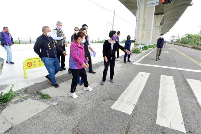 人气新景点乌溪游憩廊道紧邻的道路龟裂，王惠美当场承诺补助改善。（吴敏菁摄）