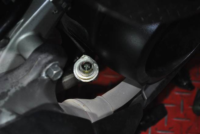 女大生上月发现机车油箱内遭人塞满图钉以及螺丝起子。(翻摄照片／林郁平台北传真）