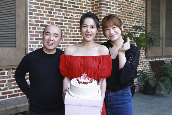 保养品公司詹嘉鸿董事、苏晏霈、詹夫人开心合影。（民视提供）