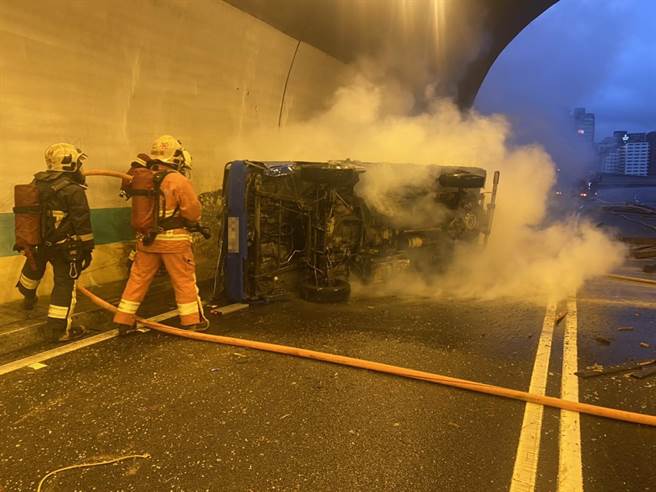 消防人员到场将火势扑灭。（翻摄画面）