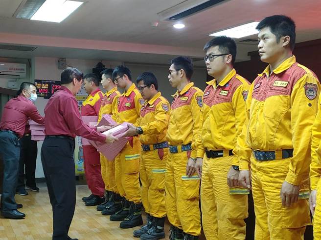 基隆市消防局出动特搜队人员16名、义消特搜人员5名，至花莲协助抢救。（基隆市消防局提供／陈彩玲基隆传真）