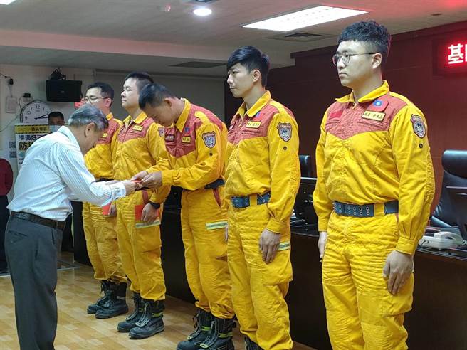 基隆市消防局出动特搜队人员16名、义消特搜人员5名，至花莲协助抢救。（基隆市消防局提供／陈彩玲基隆传真）