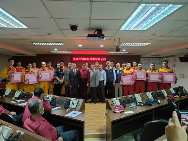 局长陈龙辉代表市长林右昌颁赠慰劳品及平安符福袋，消防促进会也到场慰劳救灾人员。（基隆市消防局提供／陈彩玲基隆传真）