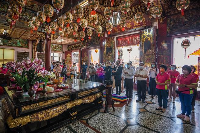高雄市副市长史哲祈请天上圣母神轿与眾神，4月30日海上巡香驻驾高雄港为台湾祈福。（高雄市政府提供／林宏聪高雄传真）