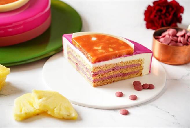 抢攻母亲节孝亲商机，台北神旺饭店普诺麵包坊推出「红宝石露比夫人」蛋糕，4/30前预订可享85折。（图／台北神旺大饭店提供）
