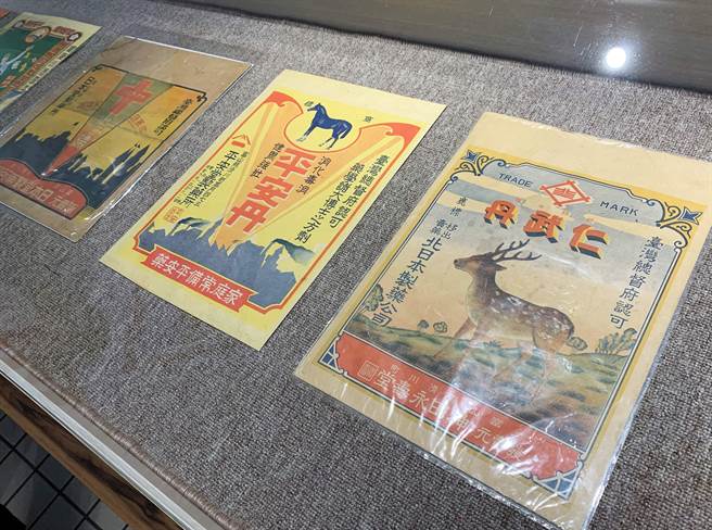 国家广播文物馆的「记『疫』记『忆』」特展，展出吴嘉文收藏多年的绝版寄药包。（吕妍庭摄）