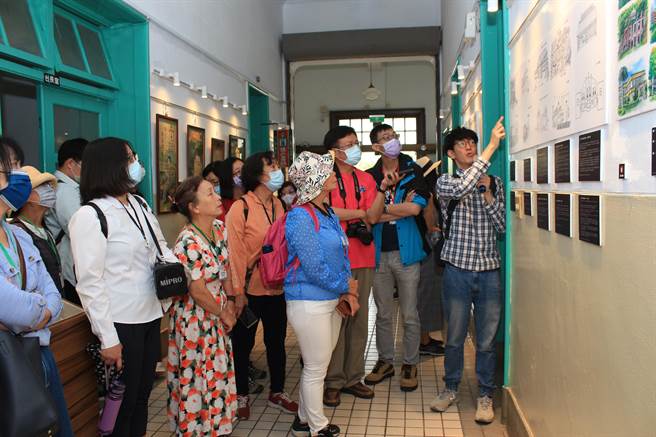 国家广播文物馆今8日举办一场「乡之博物馆─药史之旅」，由「七星药局」药师父子吴嘉文、吴至铠引导参与民眾走读民雄，认识早年的药包文化。（国家广播文物馆提供∕吕妍庭嘉义传真）