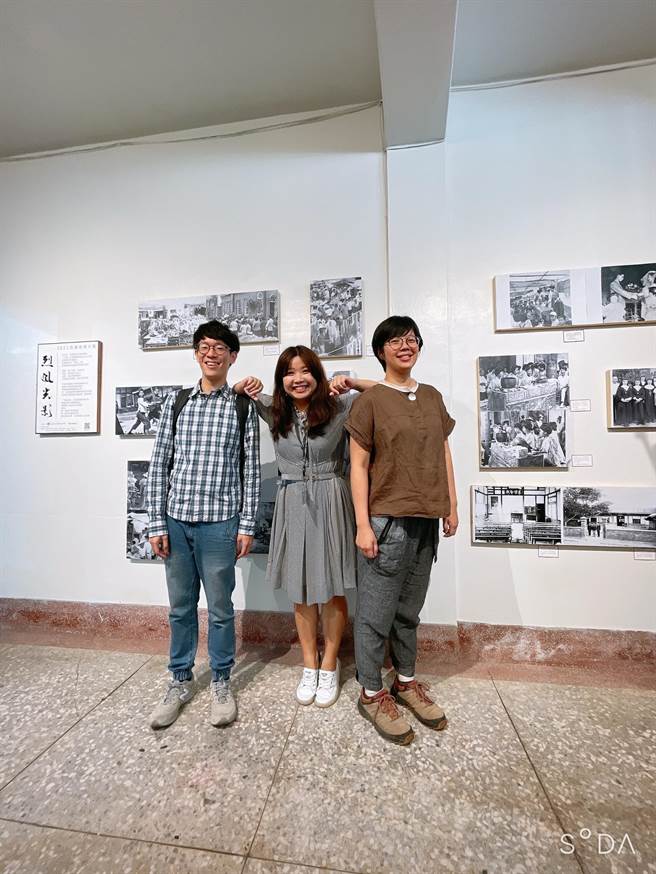 国家广播文物馆今8日举办一场「乡之博物馆─药史之旅」，由「七星药局」药师父子吴嘉文、吴至铠引导参与民眾走读民雄，认识早年的药包文化。（国家广播文物馆提供∕吕妍庭嘉义传真）