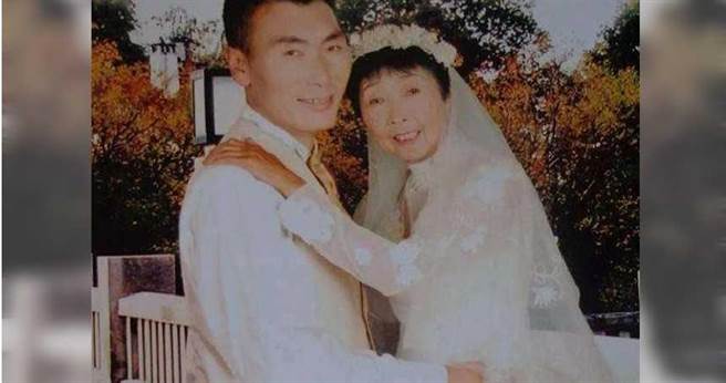 26歲男子李玉成與58歲的女子馬玉琴結婚。（圖／翻攝自微博）