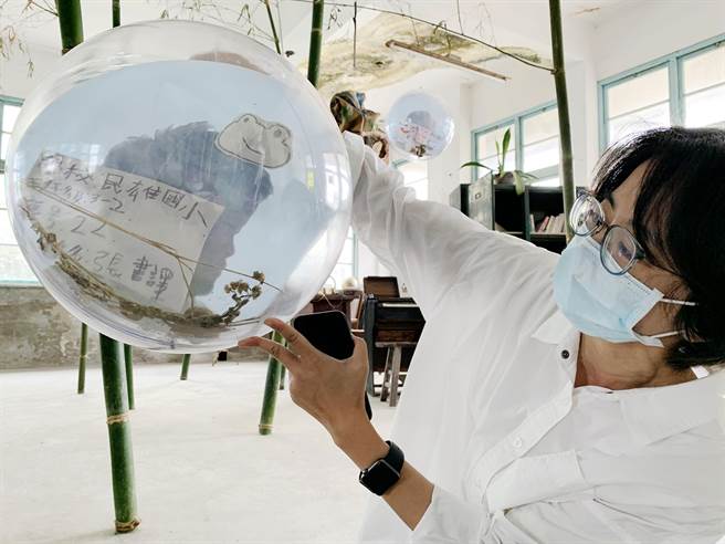 「溪计画2.0」团队在成果展上，透过竹林意象，营造出星球世界，象徵每个参与溪计画的孩子都是独一无二的星球。（吕妍庭摄）