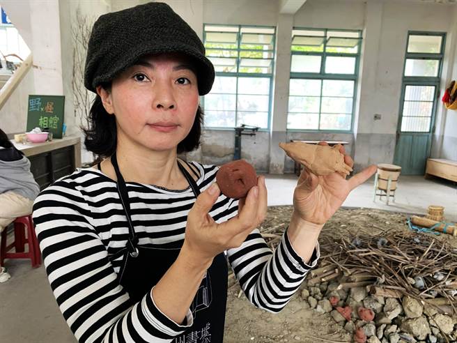 嘉义县社区规画师团队与溪口乡在地社区共同推动的微型创生行动「溪计画2.0」，带着孩子到田里玩土、捏陶坑烧，制成独一无二的艺术品。（吕妍庭摄）