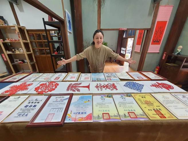 大陆新住民赵春梅成立「新住民关怀之家」，除与移民署南区事务大队嘉义县服务站合作提供谘询与辅导，也藉此推动陶艺及剪纸工艺。（移民署嘉义县服务站提供∕吕妍庭嘉义传真）