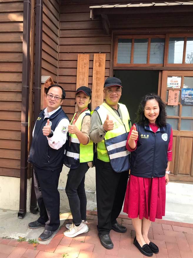  移民署南区事务大队嘉义县服务站同仁至新住民关怀之家访问赵春梅女士(左二)与文化里里长杨石旭(右二)。（移民署嘉义县服务站提供∕吕妍庭嘉义传真）