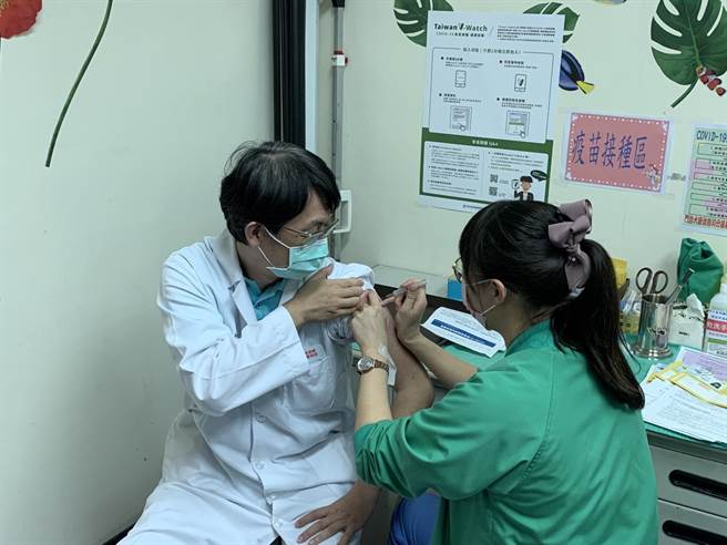 连江县立医院院长张志华带头接种AZ疫苗。（连江县政府提供）