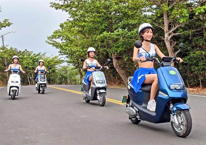 能海电能公司及路得宝租赁公司合作在小琉球推出300台EV－50轻型电动机车，希望减少小琉球环境污染，打造绿色低碳岛。（潘建志摄）