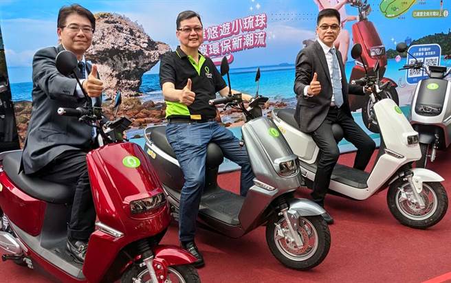 能海电能公司总经理郑国村（左起）、路得宝租赁公司总经理陆成坚、长利科技公司董事长李明峰8日记者会宣布，在小琉球推出300台EV－50轻型电动机车，希望减少小琉球环境污染，打造绿色低碳岛。（潘建志摄）