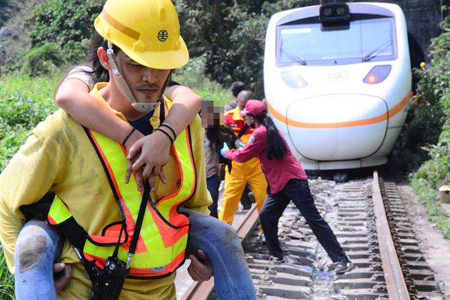 台铁408次太鲁阁号2日发生严重事故，各区搜救队前往灾区驰援。（王志伟摄）