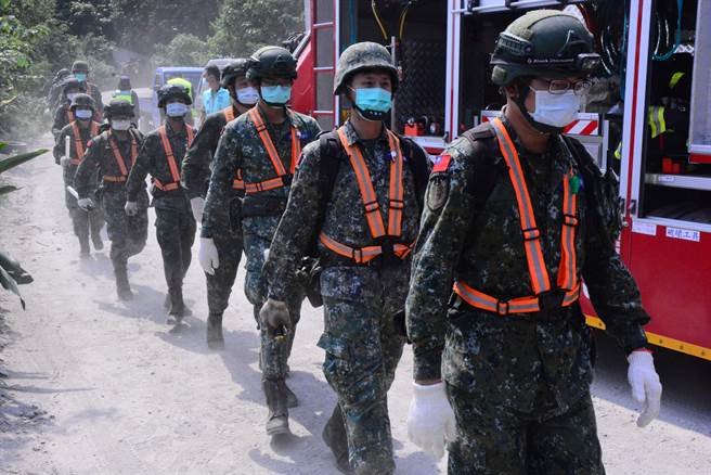 台铁408次太鲁阁号2日发生严重出轨事故，现场可见大量搜救人员前进事故现场。（王志伟摄）
