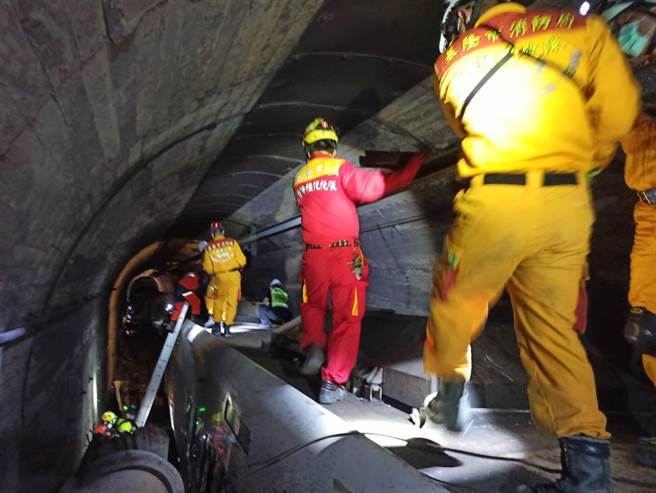 台铁408次太鲁阁号4月2日上午9时28分于清水隧道北口出轨，各区搜救队也分批前往灾区驰援。（基隆市消防局提供／黄婉婷台北传真）