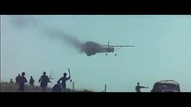 1982年墾丁，支援拍攝導演虞勘平的電影《大追擊》，乘坐灑農藥飛機，負責製造飛機中彈冒煙的畫面。（作者提供）