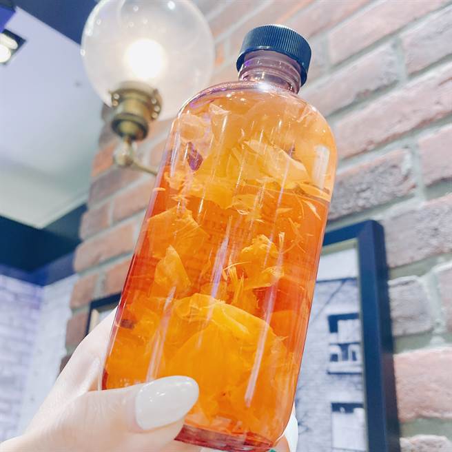 玫瑰精萃保湿嫩肤水运用永续栽种、亲手摘取被誉为「世界玫瑰之园」的土耳其玫瑰花瓣提炼精萃，打造能够柔嫩肌肤、补水平衡肌肤状态的保养圣品。（邱映慈摄）