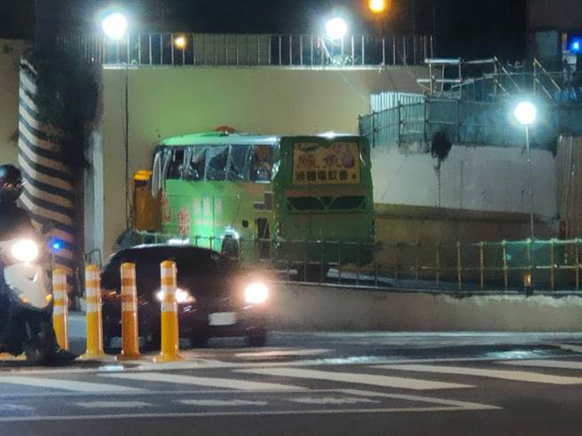 台南市8日晚間一輛統聯客運衝入小東路地下道的機車道中，透過圖片可見，車窗受撞擊嚴重破碎。（翻攝臉書社團《爆廢1公社》）