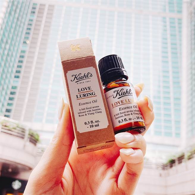 香甜茉莉玫瑰精油#春风满面当年被誉为「爱情灵药」，在1920年代是为了一位祈求爱情的女性消费者打造。（邱映慈摄）
