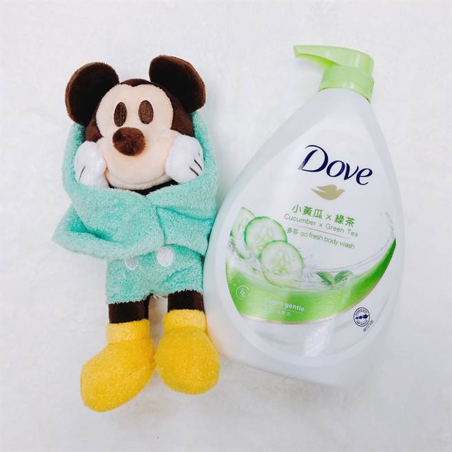 清爽水嫩沐浴乳搭配限量版洗香香米奇娃娃，有效補水，蘊含清新小黃瓜與綠茶精華，清爽暢快帶走黏膩感。（邱映慈攝）
