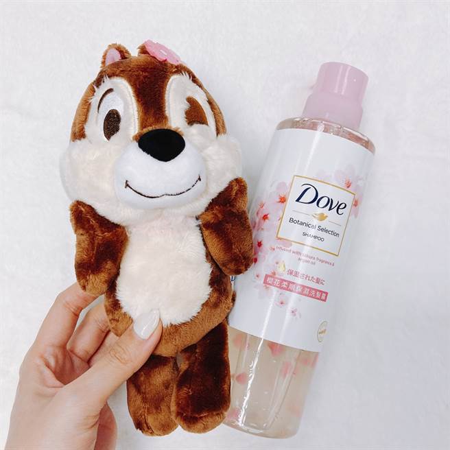櫻花柔順保濕洗髮露搭配限量版奇奇娃娃，乾性毛燥髮質適用，能深層修護直達髮芯，散發夢幻櫻花香調，讓秀髮柔順不毛燥。（邱映慈攝）