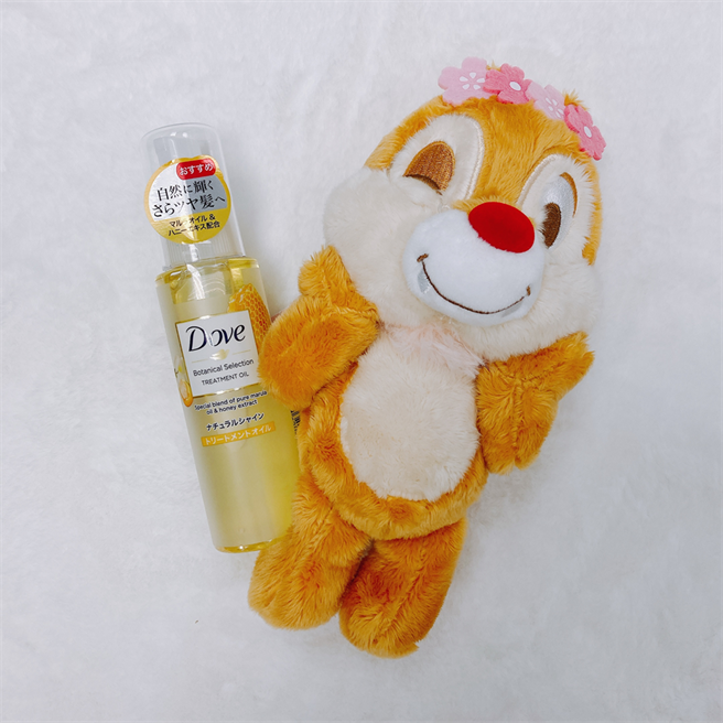 蜂蜜安瓶精華護髮油搭配限量版蒂蒂娃娃，使用後秀髮散發輕柔香甜氣息，一瓶雙效乾濕兩用免沖洗。（邱映慈攝）