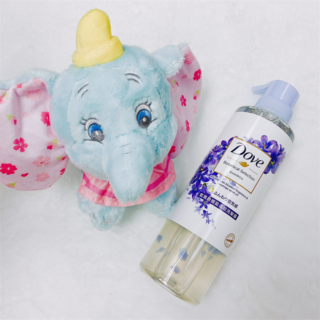 藍風鈴豐盈蓬鬆洗髮露搭配限量版小飛象娃娃，扁塌髮質適用，為髮根注入空氣感，散發夢幻藍風鈴花香調，讓秀髮蓬鬆不扁塌。（邱映慈攝）