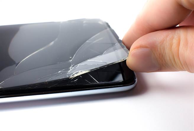 手机保护贴破了继续滑 陆女碎片刺进手指骨头急开刀(示意图／达志影像)