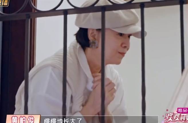 侯佩岑與老公訴真情，媽媽林月雲則躲在樓梯關心。(取自芒果TV)