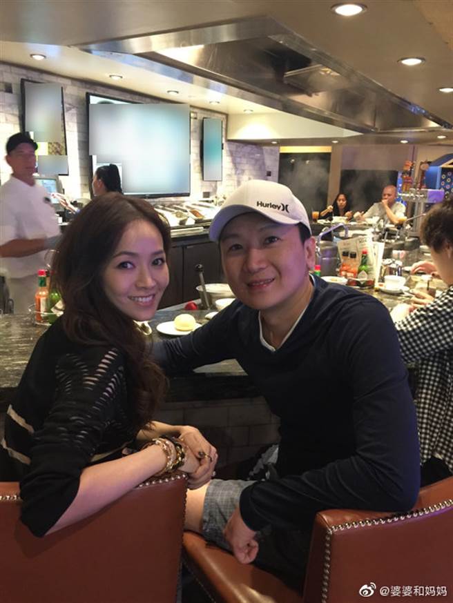 候佩岑與黃柏俊一起牽手走過10年風雨。(取自婆婆與媽媽微博)