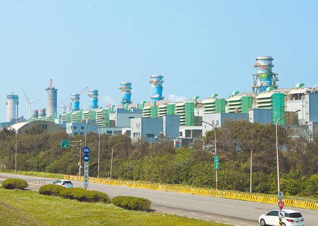日月潭因水位下降，五月恐將面臨無法取水發電停廠命運，屆時可能要靠天然氣發電救援。不過，桃園大潭電廠近期機組歲修，供電風險上升中。圖為大潭電廠天然氣機組。（本報資料照片）