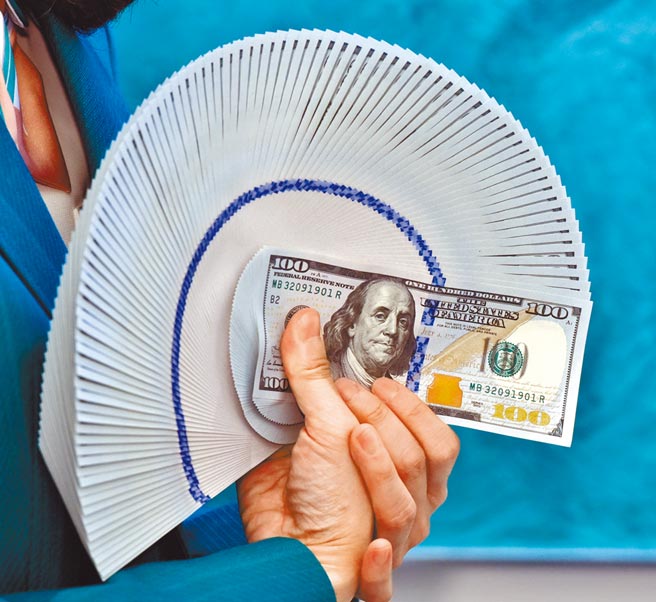 在国际上，美国的综合国力就是美元的担保，很多教科书还在骂美国滥发美元，由此认为人民币发行也无需担保和偿还，则误国大矣。（本报资料照片）