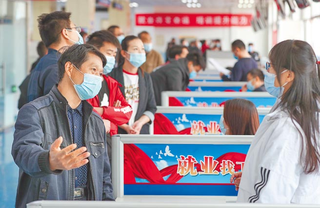 大陆招聘网站前程无忧7日发布2021年第1季薪酬调研报告，显示27个热门城市的平均薪酬较上季继续保持成长。（中新社）