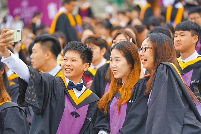 大陆90后的年轻人成为理财大户，不少人也过度理财，投机气氛浓厚。（新华社）