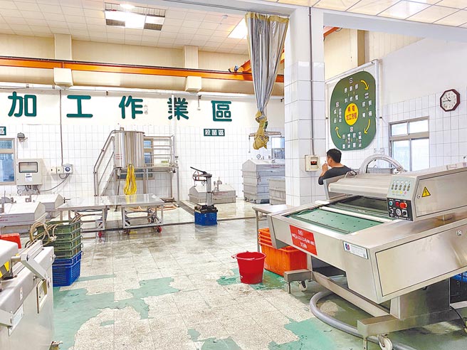 苗栗县狮潭乡农会农产食品加工厂7日开工，不过受乾旱影响，桂竹笋歉收、厂内冷清，工作人员忙进忙出整理厂区、试运转机器，期盼梅雨季来临，为桂竹笋杀青做准备。（巫静婷摄）