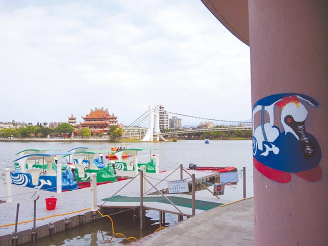 龙潭大池游客中心陆续有商家进驻，市议员徐玉树希望周围环境有更多的地景艺术。（邱立雅摄）