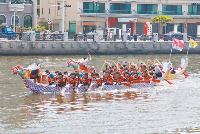 台南市国际龙舟锦标赛去年因疫情影响，缩小规模但照常举办，今年因应疫情趋稳，市府宣布将于6月12日至14日在运河安亿桥至承天桥举行。（本报资料照片）