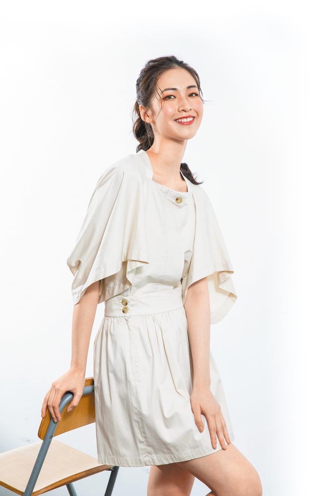 伊林璀璨之星亞軍蔡筠絜身穿Who Cares服裝展現出清新可人的氣息，米色和風式上衣，1390元，搭配細褶和風式圓裙，1290元。（石智中攝）