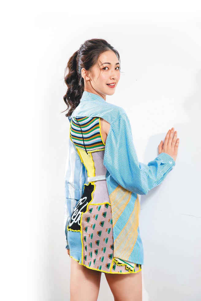 伊林璀璨之星亞軍蔡筠絜展現多樣時尚面貌，台灣設計師品牌JUST IN XX的永續支線品牌Luxxury Godbage，透過手工拆解、繡花、拓印等繁複製成，為舊衣注入藝術價值。（石智中攝）