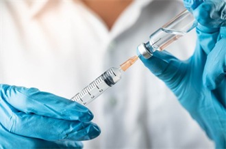 AZ疫苗突破2萬人接種 新增20歲男發燒頭痛